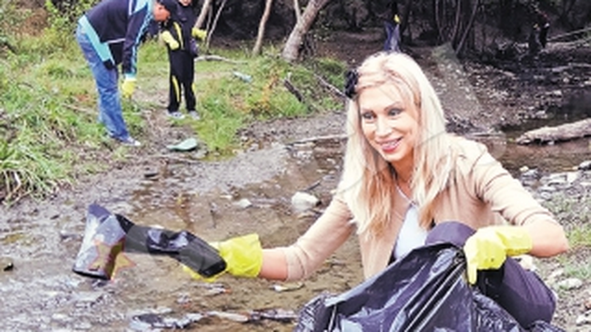 O deputata a strans mizeria lasata de altii! Raluca Turcan a "vanat" gunoaie