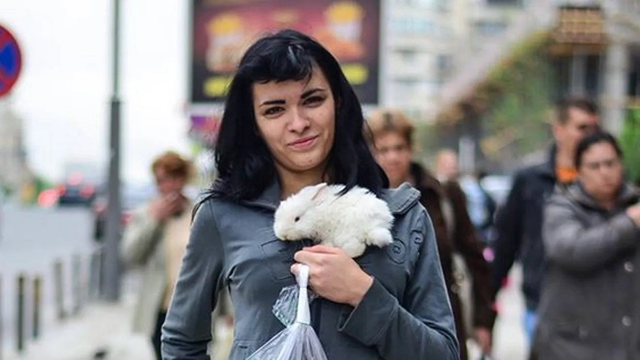 Daca ma vede tata asa, ma omoara! Vezi cum a fost surprinsa tanara asta in plin centrul Capitalei!