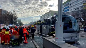 Ultima oră! Accident grav în București, în pasajul Unirii. Un autocar cu 48 de turiști greci a intrat într-un limitator. O persoană a murit