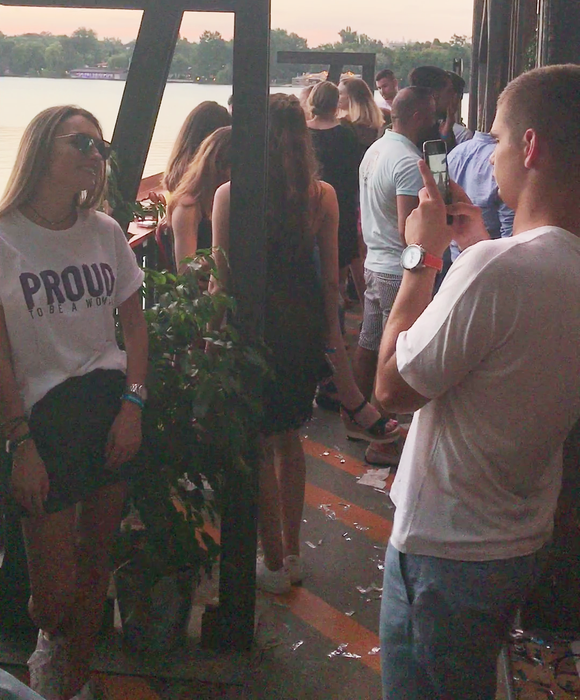 Răzvan Marin a făcut pe fotograful în club pentru iubita lui, însă, din păcate, aceasta nu a fost mulţumită