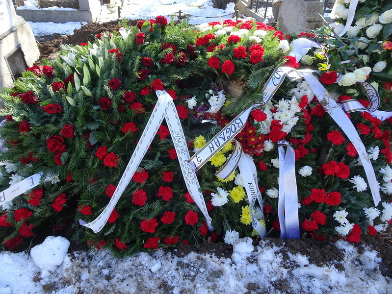 EXCLUSIV! Imaginile durerii! Victor Spirescu a fost înmormântat în cadrul unei ceremonii restrânse! Gestul sfâşietor făcut la groapă de mama lui