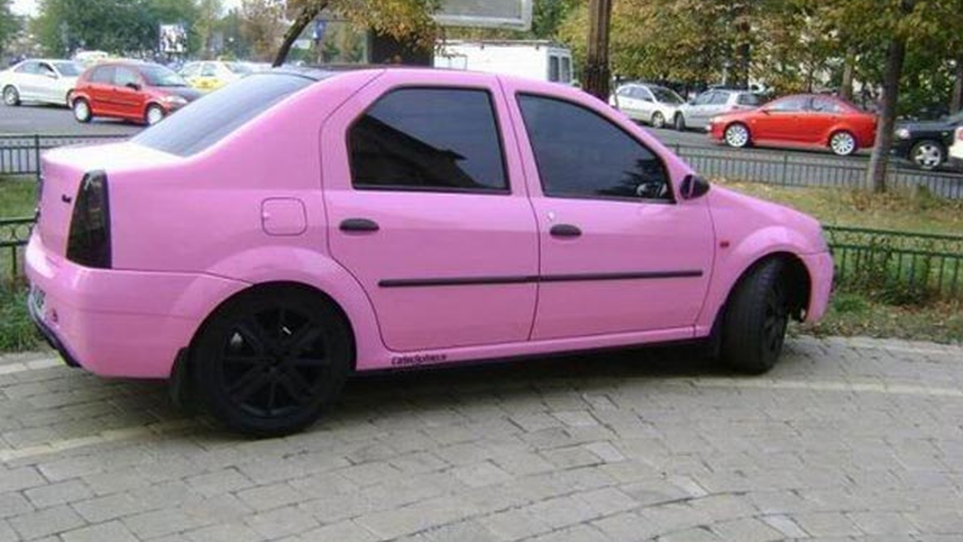 Cea mai smechera pitipoanca din Bucuresti! Si-a luat Logan in leasing si l-a tunat intr-un mare fel - Vezi cum arata o Dacia Barbie
