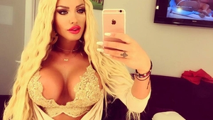 Dintre toate prezente la piscină, la ea a atras toate privirile! Ce costum de baie purta LOREDANA CHIVU