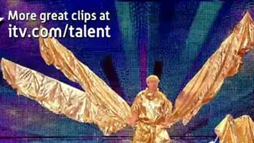 VIDEO Inger sau cel mai jenant moment de la Britain's Got Talent? Uite cum isi desface aripile un concurent si cat de penibil s-a imbracat!