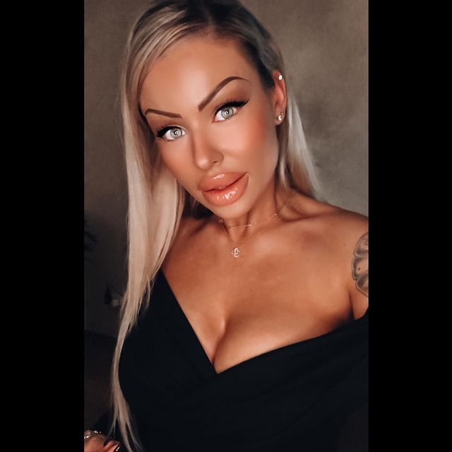 Eileen e super-dotată, dar nu de la "mama natură" înzestrată! E tatuată toată și zici că-i Anda Adam reîncarnată!