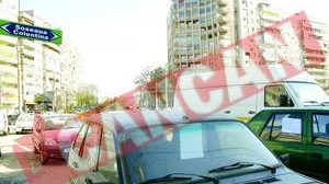 Intersectiile din Capitala, transformate in targuri auto