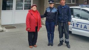 FOTO. A găsit o geantă plină cu bani pe o stradă din Craiova şi a dus-o la Poliţie. Ce a urmat nu auzi în fiecare zi