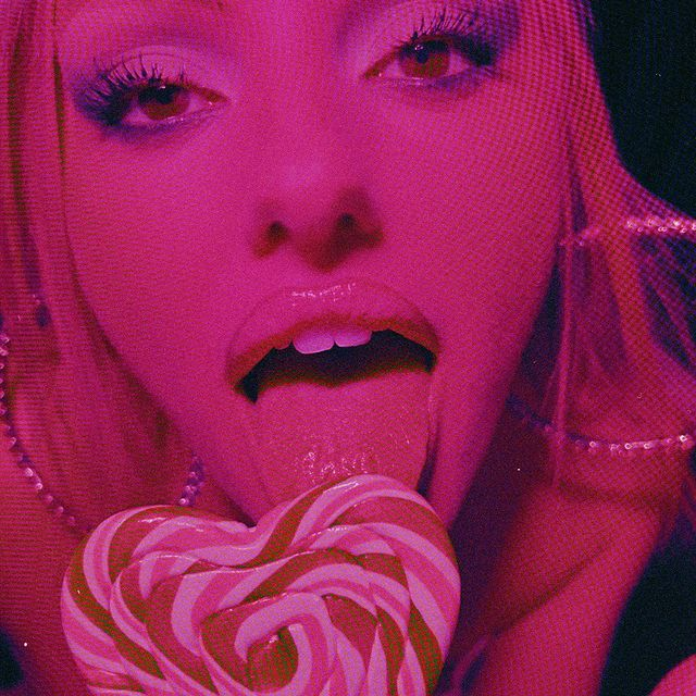 Alexandra Stan răspunde criticilor venite de la fani, pentru coperta îndrăzneață (Foto: Instagram @alexandrastan)
