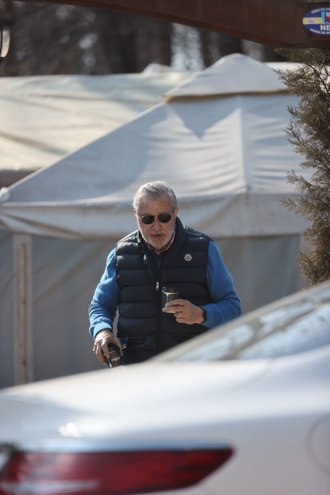 Ilie Năstase a ieșit din restaurant cu două cafele "la pachet" (Foto: CANCAN.RO)