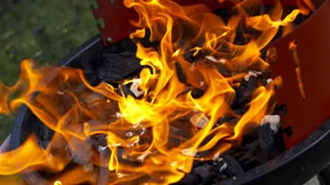 Un copil de 7 ani a ajuns cu arsuri grave la spital dupa ce a turnat benzina in foc