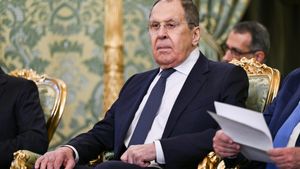 Serghei Lavrov, apariție neobișnuită la întâlnirea Trump-Putin din Alaska. Ce scrie pe puloverul ministrului rus de Externe