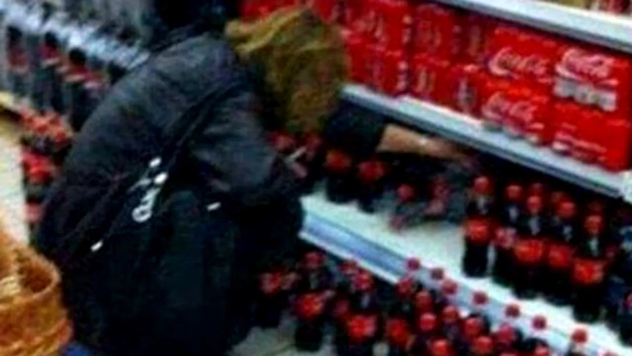 S-a intamplat intr-un hypermarket! O femeie s-a aplecat la raftul de COCA-COLA apoi a facut asta, fara nicio jena!