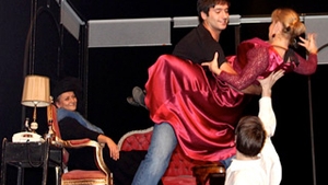 Radu Valcan e gigolo italian pe scena Teatrului Mic: "Ma invart in inalta societate, in cautare de faima si bani"
