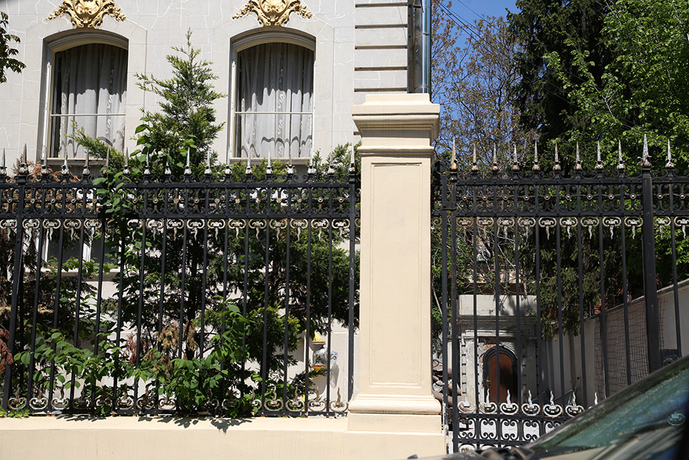 Palatul lui Becali şi tunelul secret