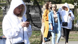 Alexandra Stan are ”tabieturi” de mega-vedetă… S-a camuflat la plimbarea cu fetele prin parc!