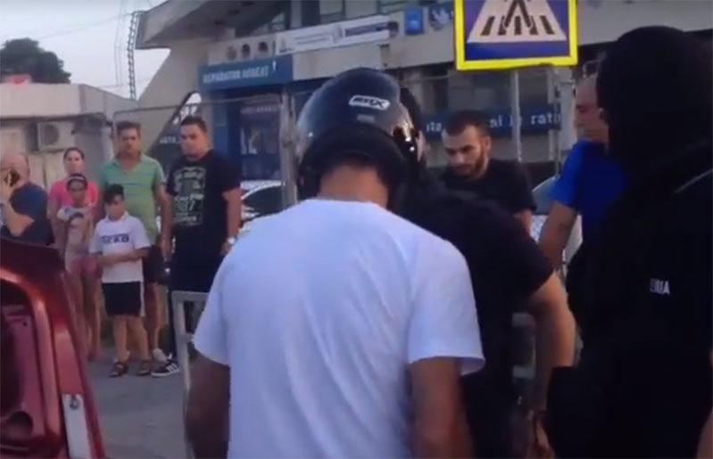 Cine este motociclistul care i-a bătut măr pe cei trei romi care l-au şicanat în trafic!