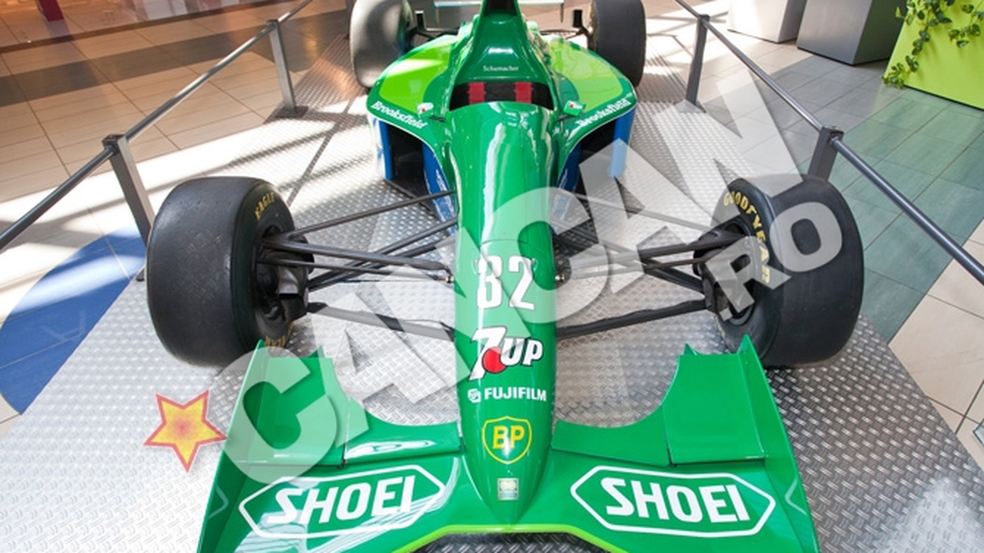 Prima masina condusa de Shumacher in Formula 1 a ajuns la Bucuresti - Capitala a fost luata cu asalt de bolizii Din Formula 1