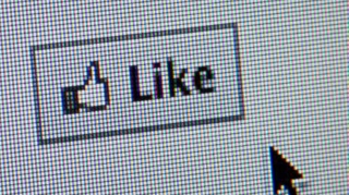 Obsesia Facebook, dusa la extrem! Un cuplu si-a botezat fetita "Like"