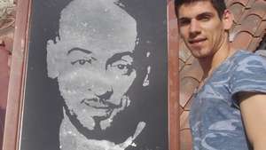 Un pusti din Calarasi i-a pictat pe Brenciu, pe Delia si pe Connect-R cu faina si praf de stele! Vezi aici operele tanarului!