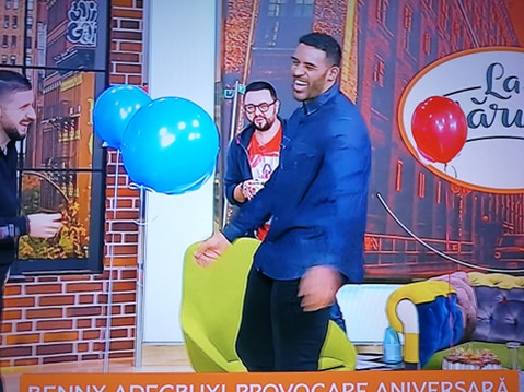 Imagini demențiale cu Benny Adegbuyi! E legat la ochi și sparge baloane cu chipul lui Badr Hari