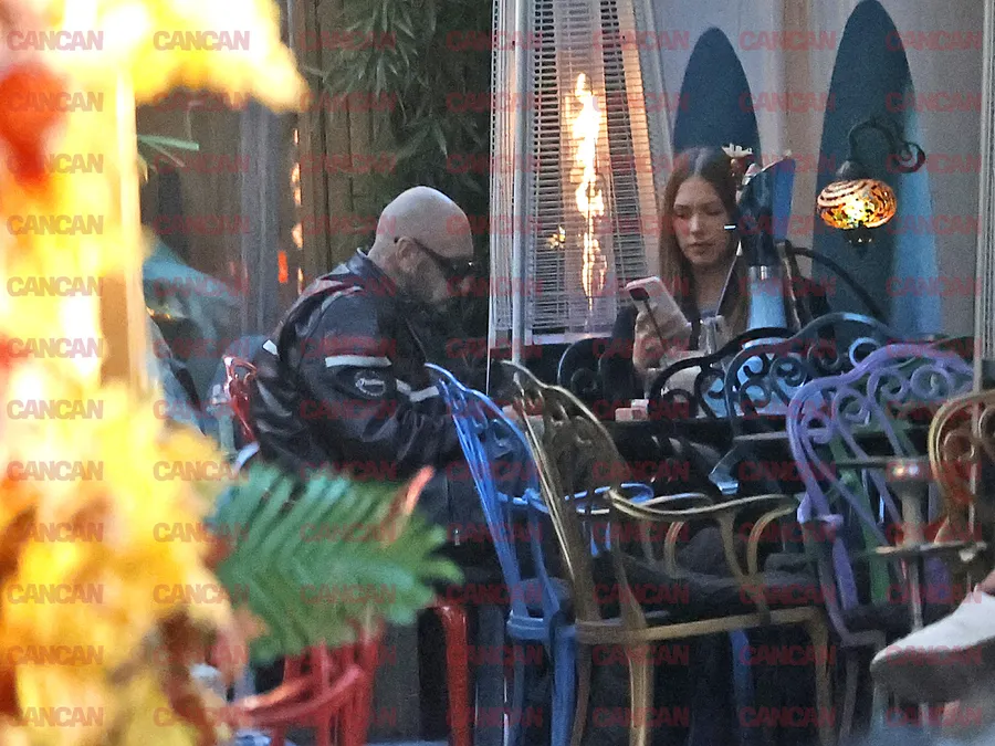 CRBL și iubita tinerică, la braț prin oraș.