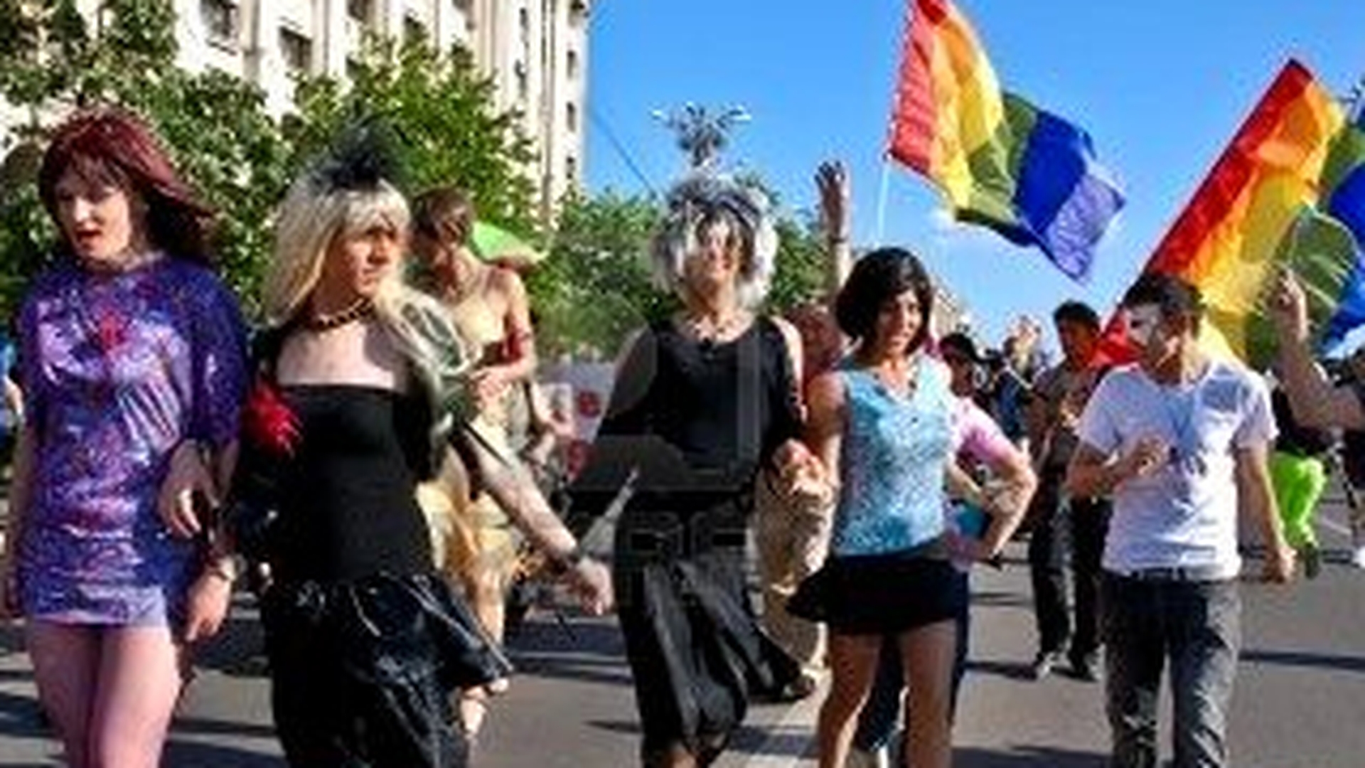 A inceput Marsul Diversitatii in Capitala, participantii sunt imbracati in rochii de seara cu pene