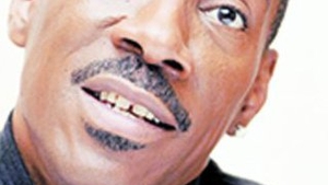 Pe Eddie Murphy l-a palit dragostea! I-a cazut cu tronc Toni