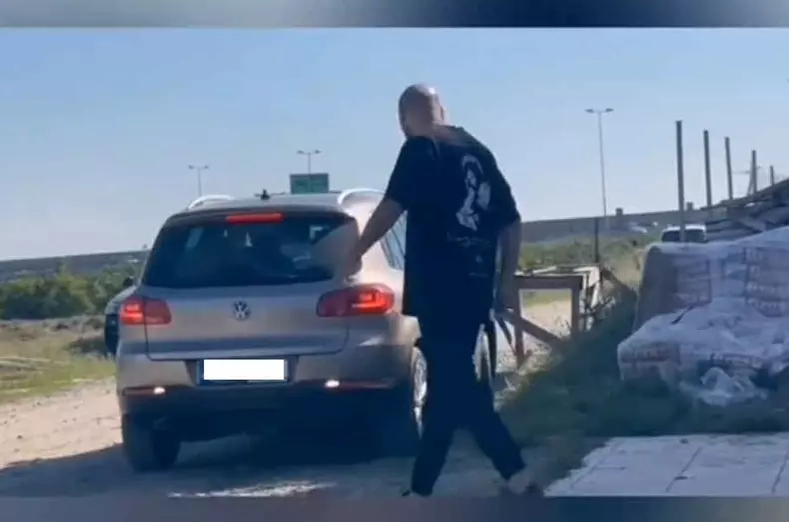 Imagini SFÂȘIETOARE cu soțul Teodorei. Cum a mers Alex Marcu spre locul în care soția lui își va găsi odihna