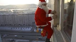 Vrei să-ţi convingi copiii că Moş Crăciun există? Poţi să închiriezi unul care să-ţi intre fix pe geam! Află cât costă!