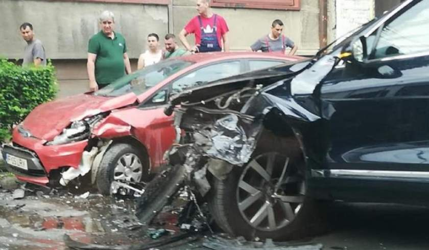 Ministrul Transporturilor, Răzvan Cuc, implicat într-un accident. A ajuns la spital de urgență, iar mașina lui a fost distrusă