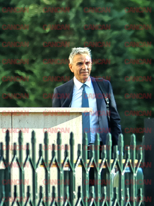 Dragoș Anastasiu, zâmbitor  după ce și-a anunțat demisia.