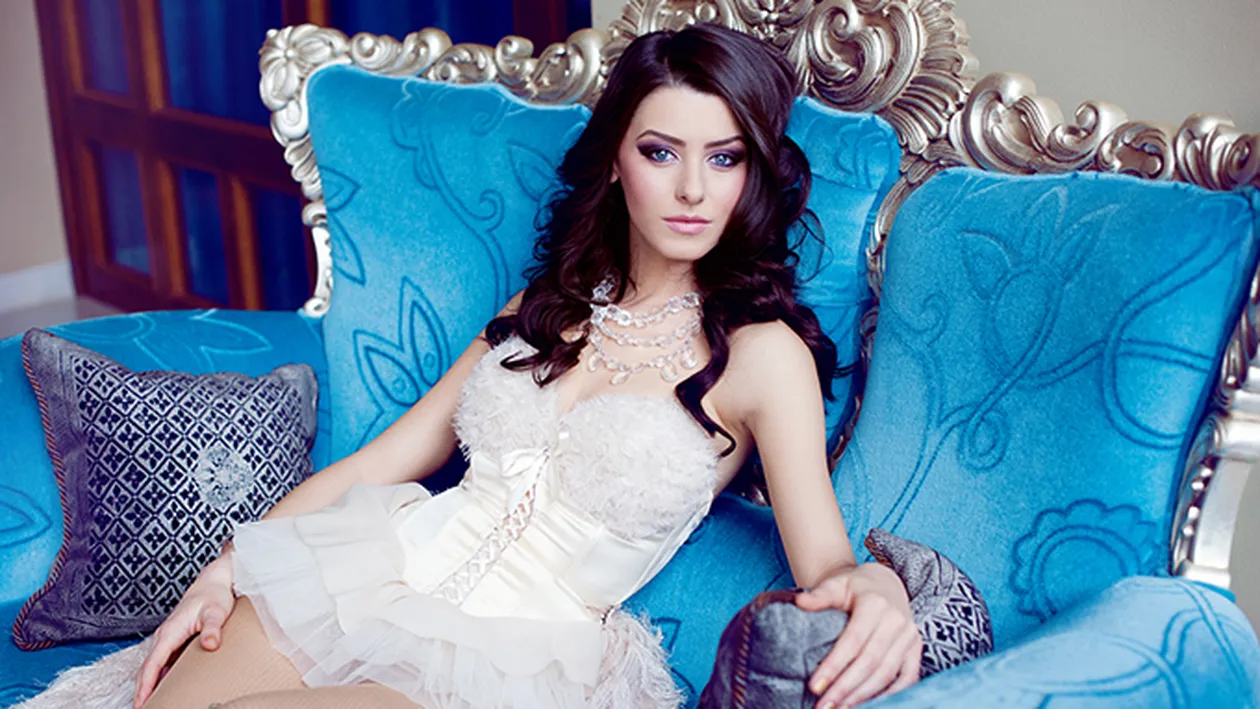 A luat o pauză de la cântat şi s-a dus la....bronzat! Cum arată acum  bruneta de la Amadeus