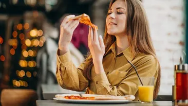 Cele 6 alimente care nu se mănâncă niciodată cu mâna! Greșelile pe care mulți români le fac