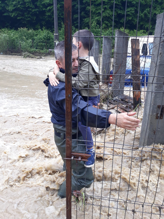 VIDEO. Inundații masive în Bascov, Argeș. Cei peste 150 de copii din grădiniță sunt evacuați