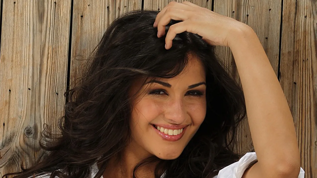 E idolul adolescentilor, dar a gafat grav pe covorul rosu! O celebra solista si-a expus picioarele pline de bube la un eveniment