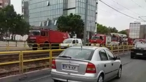Un incendiu a izbucnit la o clădire din Piața Crângași. Pompierii au intervenit de urgență