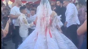 Imagini colosale! Tzancă Uraganu` cântă la o nuntă de minori! Mirele are 9 ani, mireasa, 17! S-a întâmplat la Strehaia
