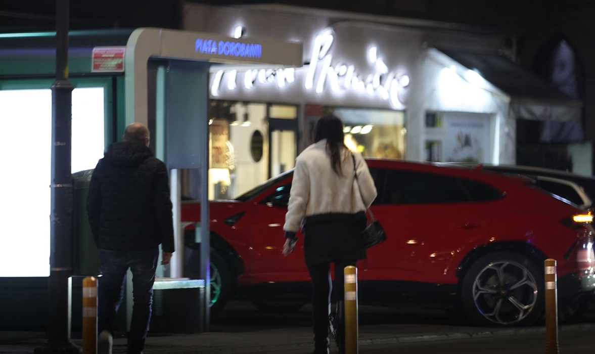 Radu Gabriel Gheorghiu și Ruxandra Mihaela au părăsit restaurantul și traversează către mașină (Foto: CANCAN.RO)