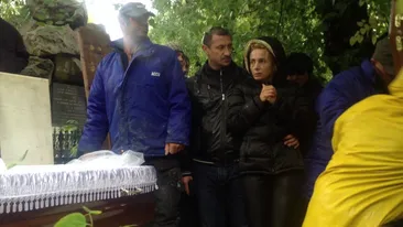 Ce nu s-a vazut la inmormantarea mamei Danielei Gyorfi. Sicriul a fost bagat stramb in cavou, sub privirile disperate ale artistei