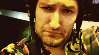 VIDEO Delicios de amuzanti! Alex Velea s-a pozat langa un extraterestru si Smiley s-a costumat in aviator!