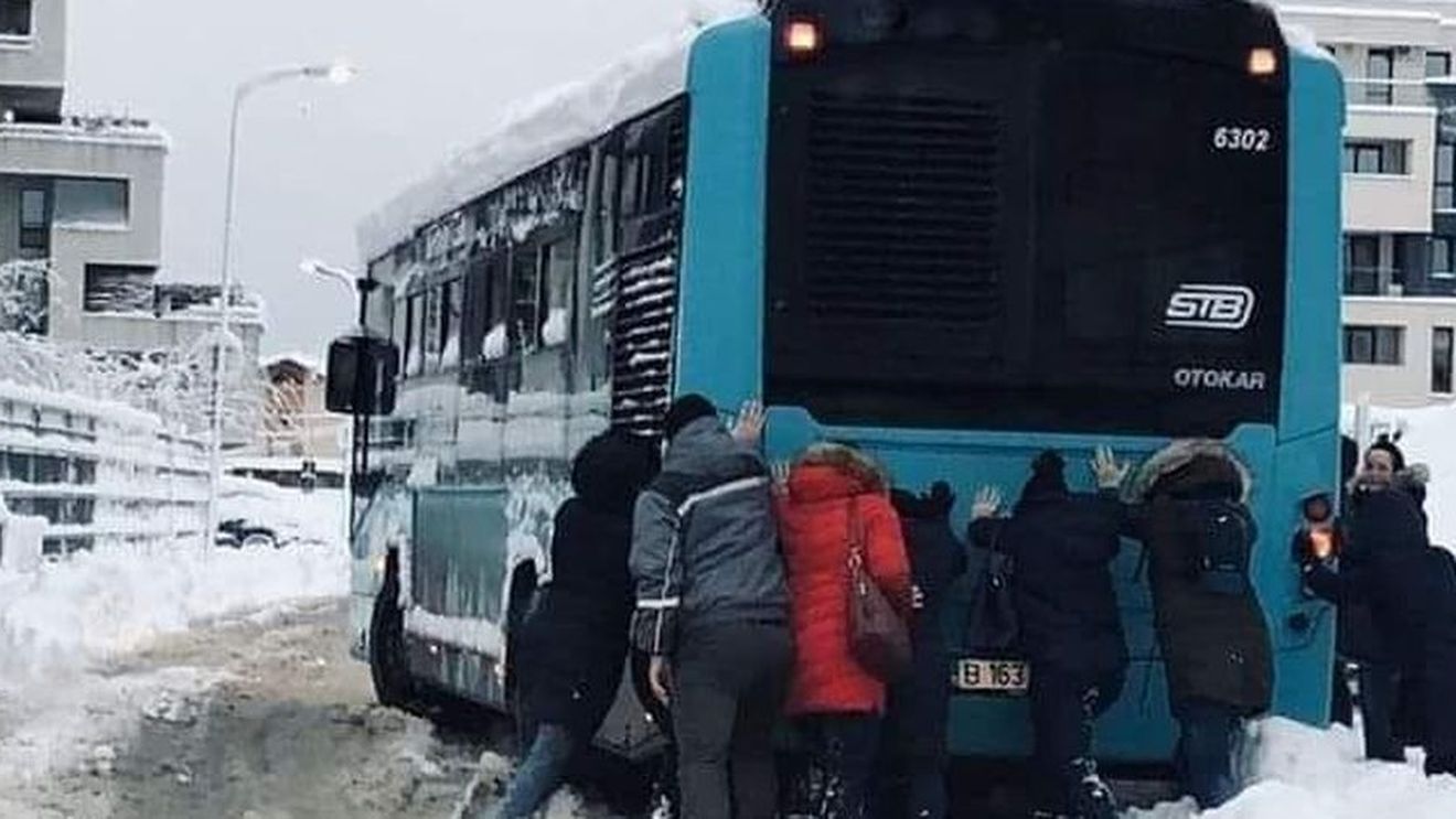 Ninsorile fac ravagii! Cum au încercat mai mulți călători să scoată un autobuz STB din zăpadă