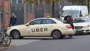 Culmea hoției. Un român a furat o mașină Uber la Viena, în timp ce șoferul punea valiza clientei în portbagaj