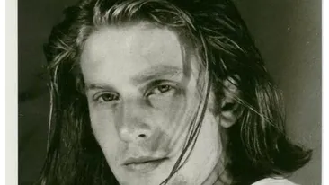 Recunoști vedeta din imagine?! Astăzi e unul dintre cei mai cunoscuți prezentatori TV