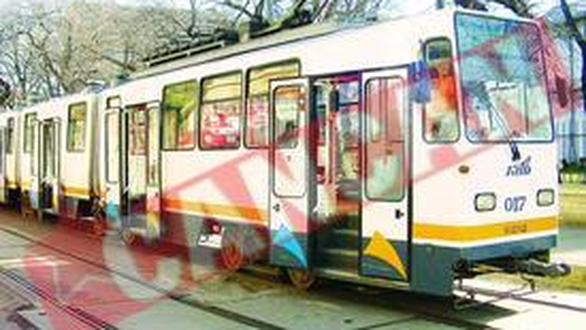 Tramvaiul 21, blocat de o masina parcata pe linie