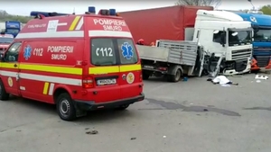 Accident mortal în Ilfov. Alți 6 oameni au fost răniți după impactul dintre o autoutilitară cu muncitori și un tir