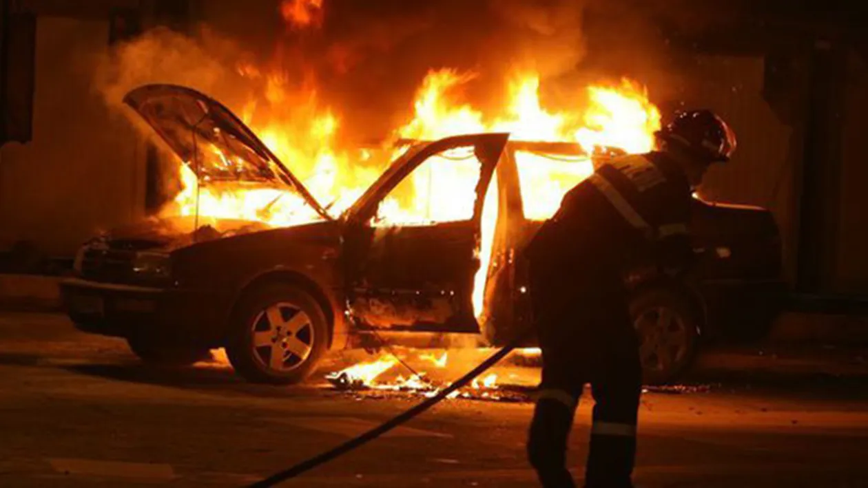 Panica in cartirul Pantelimon din Capitala! Doua masini au ars complet: Am auzit două bubuituri şi...