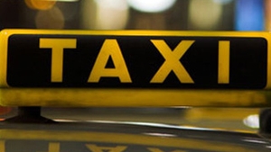 Taximetrist batut si talharit de patru barbati