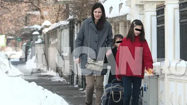 Super imagini! Cunoscuta USR-istă are scheme de... karatistă! Clotilde Armand dă cu piciorul ca Bruce Lee pe stradă! 