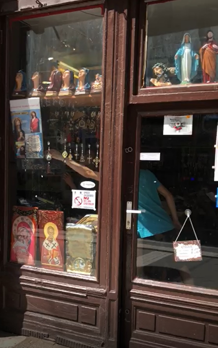 Comercianții scot din vitrine icoanele cu Arsenie Boca