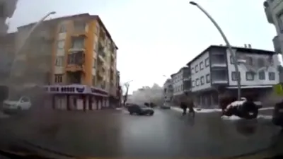 VIDEO Prima secundă a cutremurului de 7,5, surprinsă de camera de bord a unui șofer. Clădirile care cad par din carton